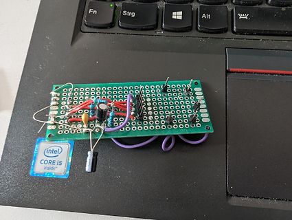 Gelötete Lochrasterplatine auf Laptop-Tastatur