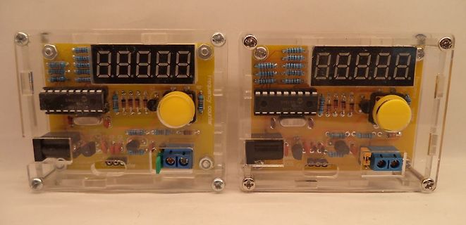 Zwei Frequenzzähler in Acrylgehäusen