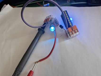 Elektronischer Aufbau mit leuchtenden LEDs und Messspitze