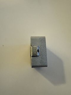 Kleines elektronisches Bauteil auf hellem Untergrund