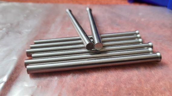 Metallstäbe auf Untergrund