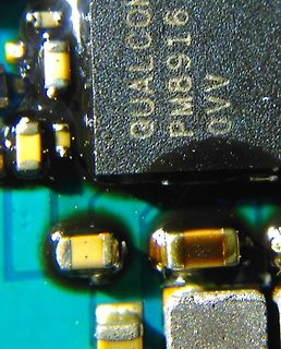 Makroaufnahme eines Qualcomm PM8916 ICs auf Leiterplatte