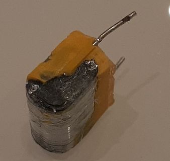 Geöffneter Elektrolytkondensator mit sichtbarer Wicklung