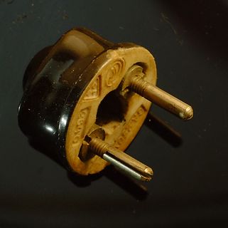 Netzstecker Typ C mit beschädigtem Gehäuse