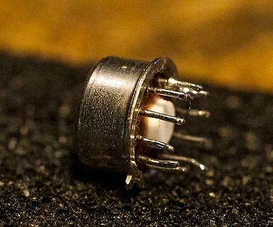 Metallgehäuse eines Bauteils mit Pins