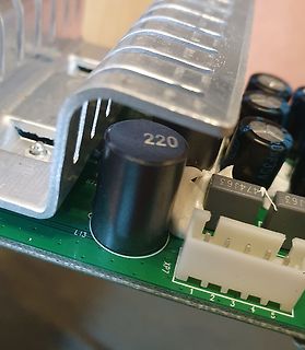 Nahaufnahme von Elektrolytkondensatoren und Kühlkörper auf Leiterplatte
