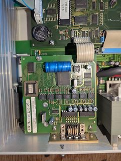Nahaufnahme einer Leiterplatte mit elektronischen Bauteilen