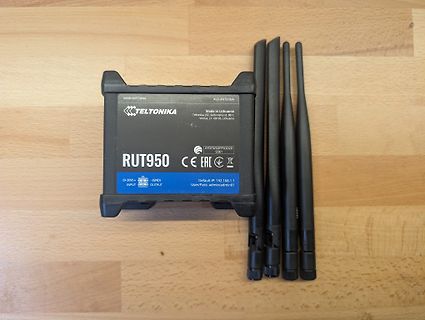 Teltonika RUT950 Router mit Antennen