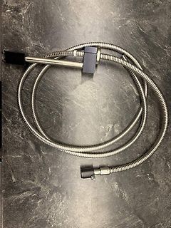 Flexibler Metallschlauch mit Anschlüssen