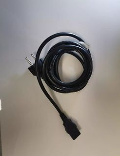Schwarzes Netzkabel mit Eurostecker