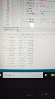 Foto eines Computerbildschirms mit Programmcode und Serieller Monitor