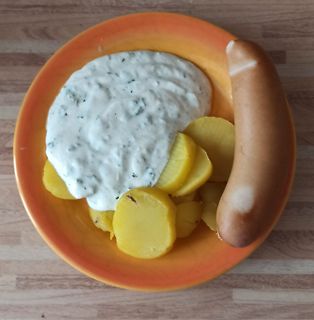 Essen auf einem orangefarbenen Teller