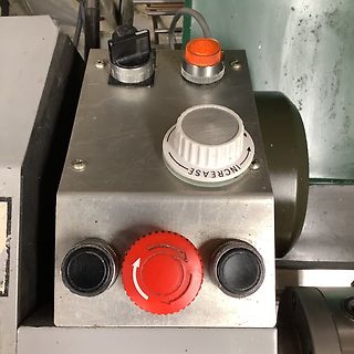 Bedienfeld einer Maschine mit Drehreglern