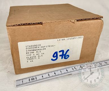 Karton mit Beschriftung eines Stromwandlers und Lineal