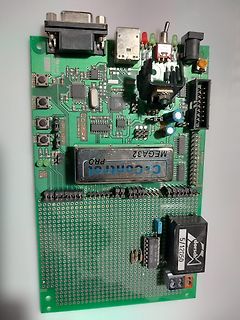 Bestückte grüne Leiterplatte mit Mikrocontroller