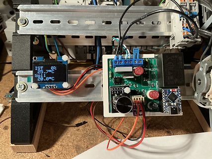 Elektronikaufbau mit Display und Leiterplatte