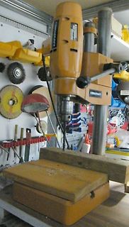Standbohrmaschine in einer Werkstatt