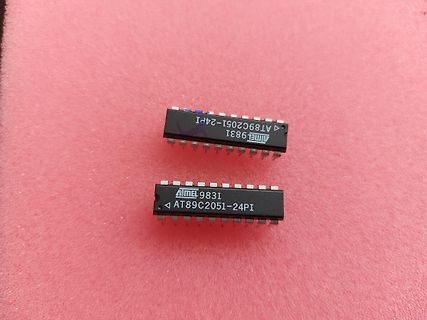 Zwei Atmel AT89C2051-24PI Mikrocontroller
