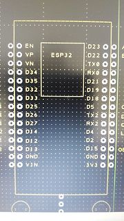 Abfotografierter Bildschirm einer CAD-Ansicht eines ESP32 Pinouts