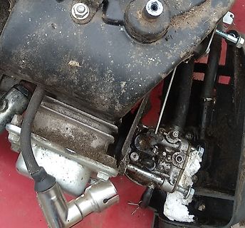 Nahaufnahme eines Motors mit Vergaser