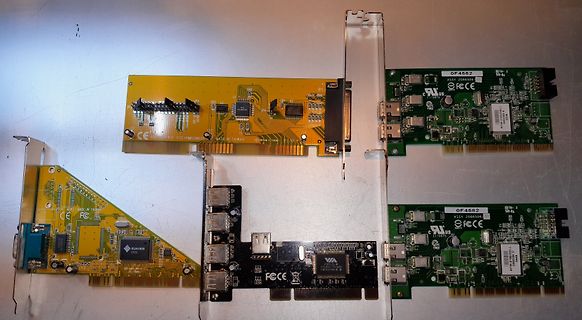 Verschiedene Computer-Erweiterungskarten auf Tisch
