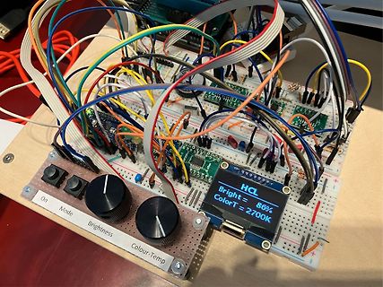Elektronik-Prototyp mit Breadboard, Display und Drehreglern