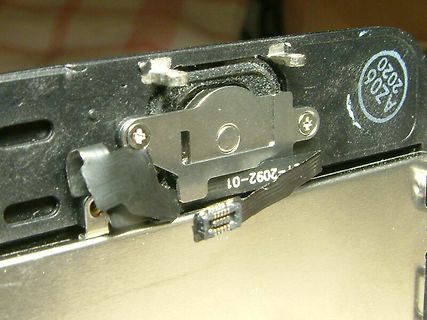 Nahaufnahme eines elektronischen Bauteils mit Flachbandkabel