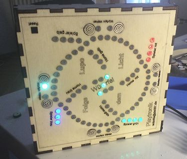 Holzbrett mit LEDs und Beschriftungen