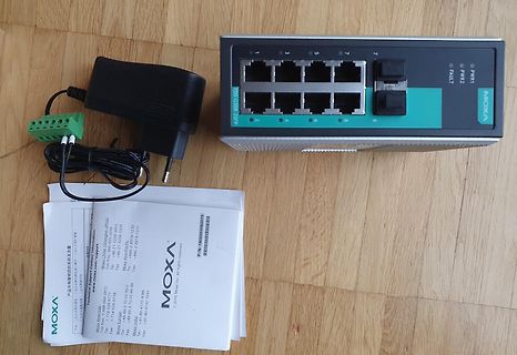 Moxa EDS-G308-ZFP Switch mit Netzteil und Anleitung