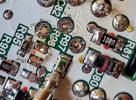 Nahaufnahme einer bestückten Leiterplatte mit Lötstellen