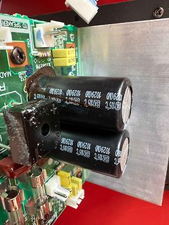 Defekte Elektrolytkondensatoren auf einer Leiterplatte