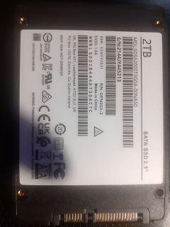 Aufkleber einer 2TB SATA SSD