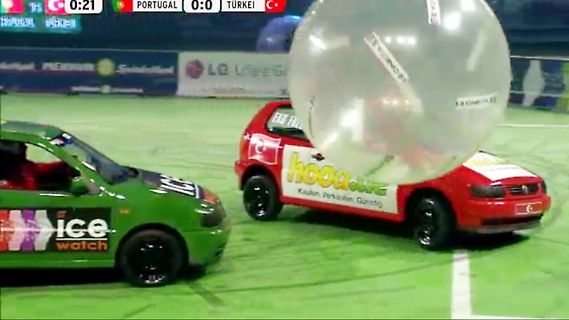 Zwei Spielzeugautos mit großen aufblasbaren Bällen