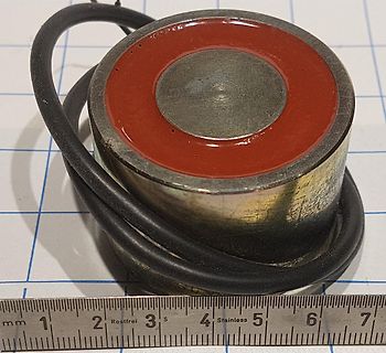 Zylindrisches Bauteil mit Kabel und Lineal