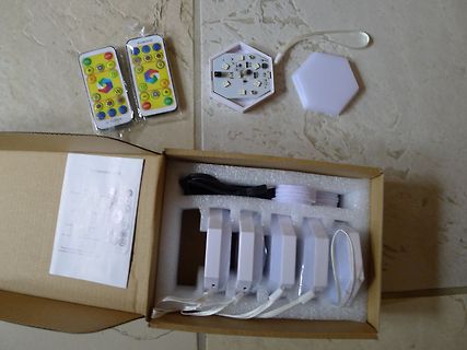 LED-Lichtpaneele mit Fernbedienungen und Zubehör in Karton