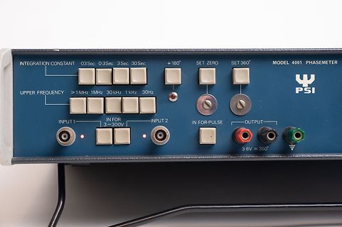 Frontplatte eines PSI Model 4001 Phasemeters