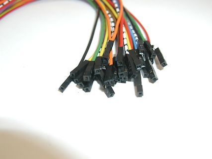 Bunte Jumper-Kabel mit Steckern