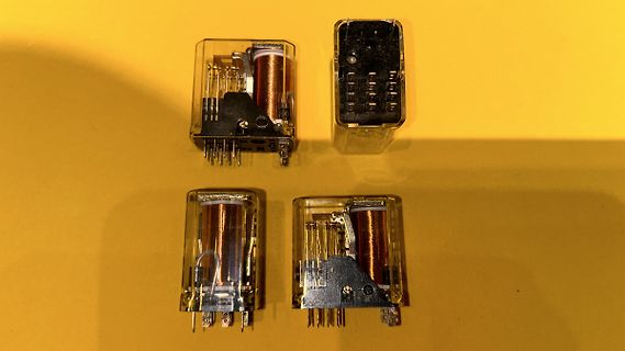 Vier elektromagnetische Relais