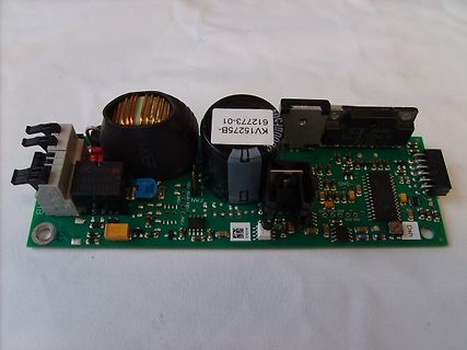 Leiterplatte eines Netzteils mit Spulen und Kondensatoren