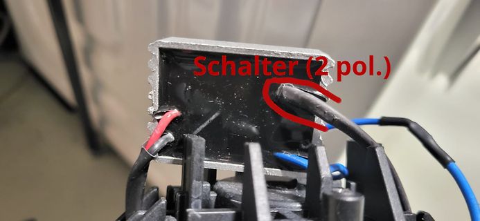 Elektrische Verkabelung mit markiertem Schalter