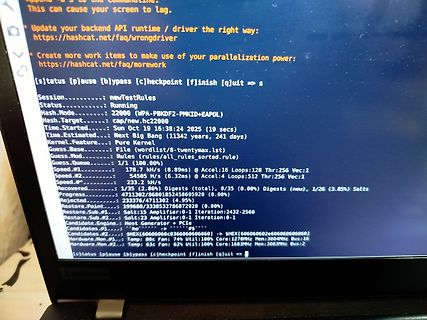 Foto eines Computerbildschirms mit Hashcat-Ausgabe