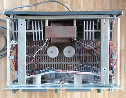 Innenansicht eines elektronischen Geräts mit Transformator und Kühlkörpern