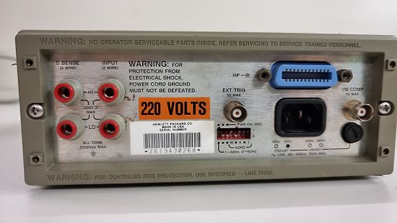 Rückseite eines Hewlett Packard Messgeräts