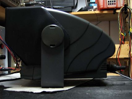 Seitenansicht eines schwarzen elektronischen Geräts in einer Werkstatt