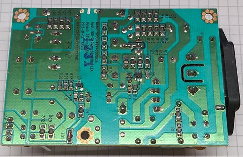 Foto einer grünen Leiterplatte mit elektronischen Bauteilen