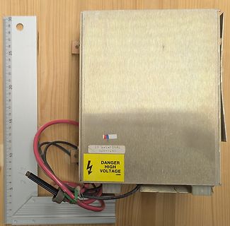 Metallgehäuse mit Warnaufkleber und Kabeln