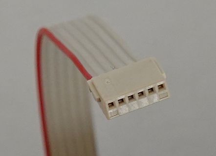 Flachbandkabel mit weißem Stecker
