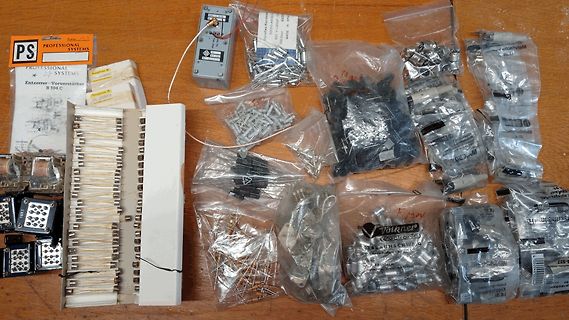 Diverse Elektronikbauteile und Verpackungen auf Holztisch