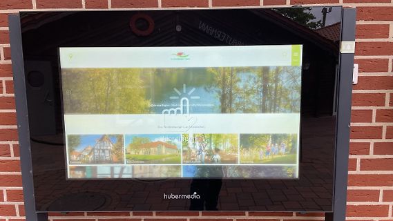 Abfotografierter Informationsbildschirm im Außenbereich