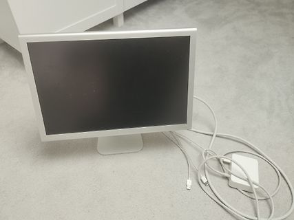 Computerbildschirm mit Kabeln auf Boden